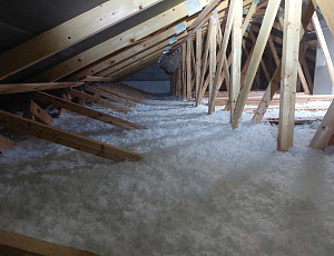 Zateplení stropu rodinného domu pomocí foukané izolace